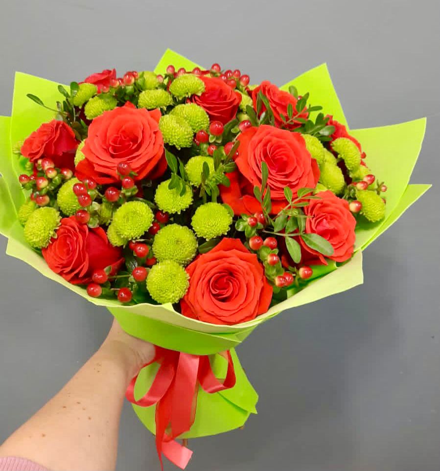 Букет цветов из: Хризантемы и Розы в Хрустальный