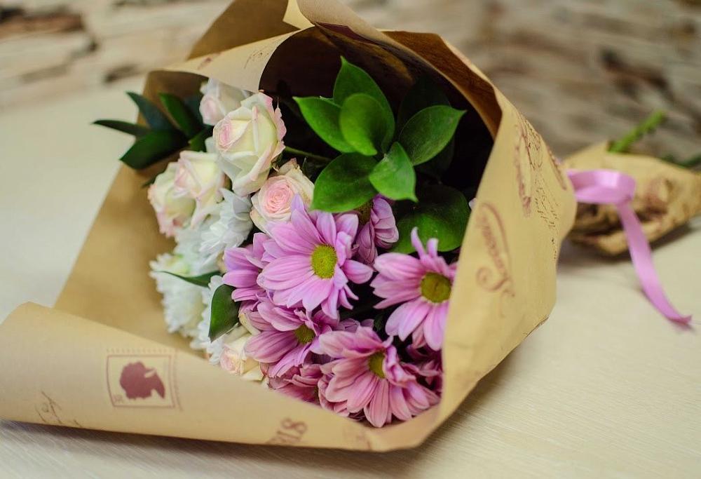 Букет цветов из: Розы и Хризантемы в Хрустальный