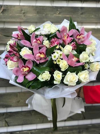 Букет цветов из: Розы и Хризантемы в Хрустальный