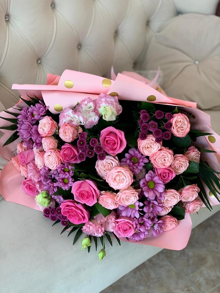 Букет цветов из: Хризантемы, Розы и Лизиантусы в Хрустальный