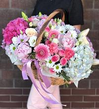 Цветочная композиция из Розы, Хризантемы, Пионы и Лизиантусы в корзине в Хрустальный