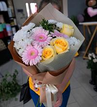 Букет цветов из:  Герберы, Розы и Хризантемы в Хрустальный