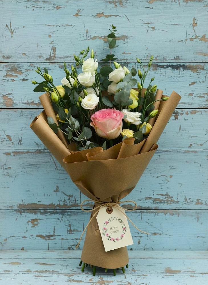 Букет цветов из: Розы и Лизиантусы в Хрустальный