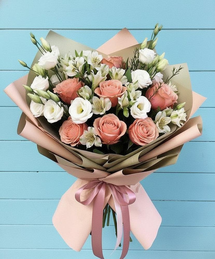 Букет цветов из: Розы, Альстромерии и Лизиантусы в Хрустальный