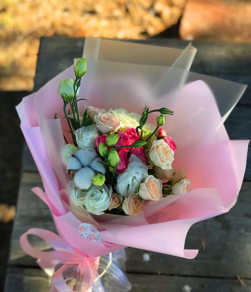 Букет цветов из: Розы и Лизиантусы в Хрустальный