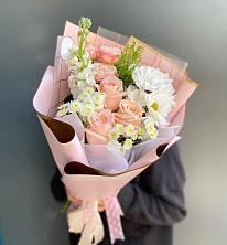 Букет цветов из:  Хризантемы и Розы в Хрустальный