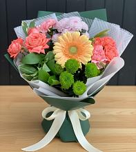 Букет цветов из:  Гвоздики, Розы, Герберы и Хризантемы в Хрустальный