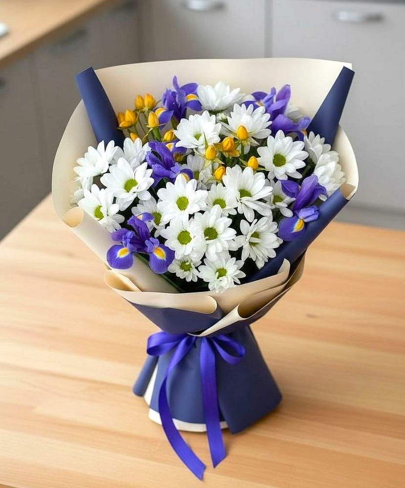 Букет цветов из: Розы, Ирисы и Хризантемы в Хрустальный