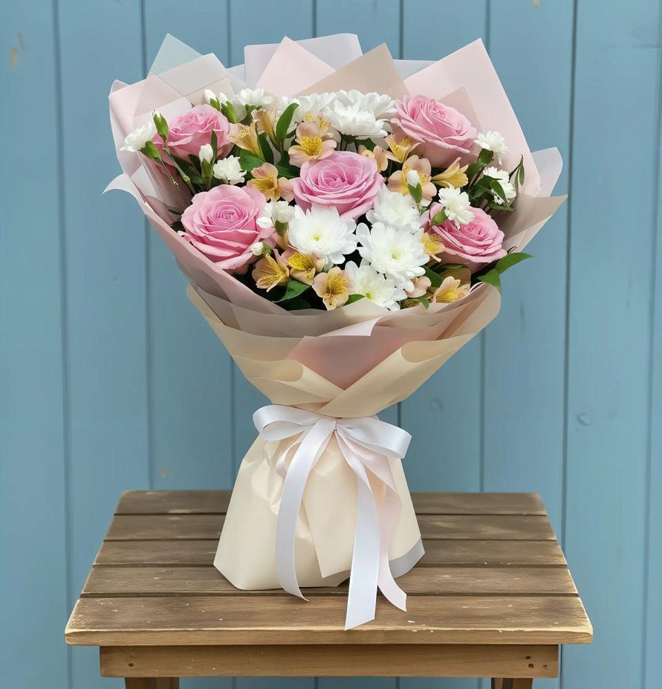 Букет цветов из: Гвоздики, Орхидеи и Розы в Хрустальный