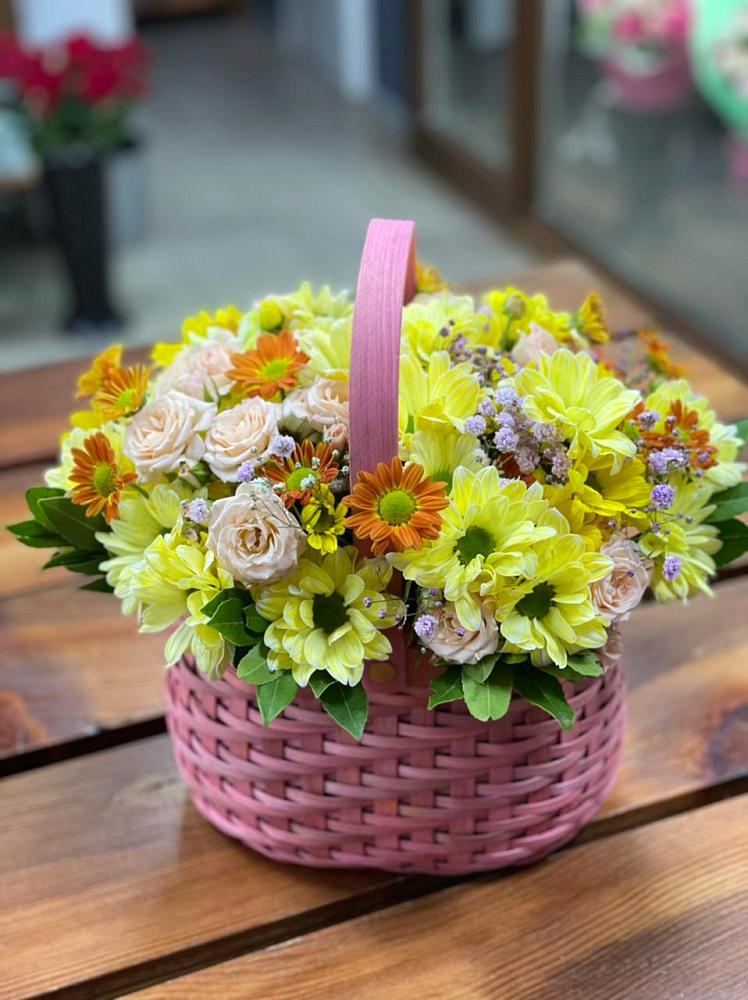 Цветочная композиция из Хризантемы и Розы в корзине в Хрустальный