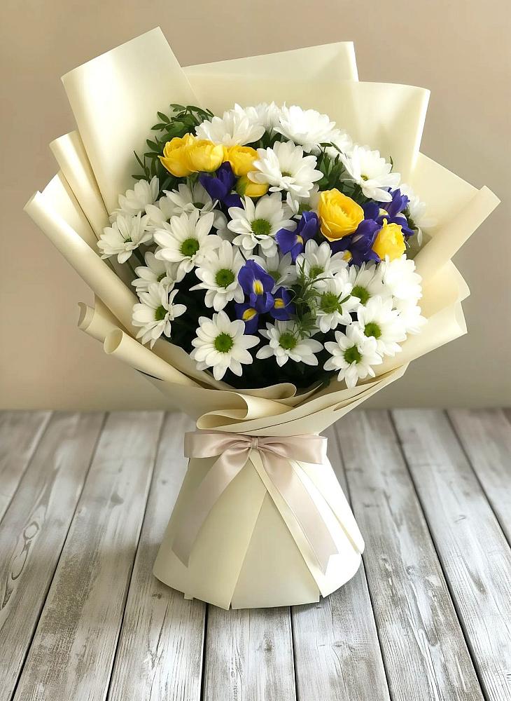 Букет цветов из: Ирисы, Хризантемы и Розы в Хрустальный