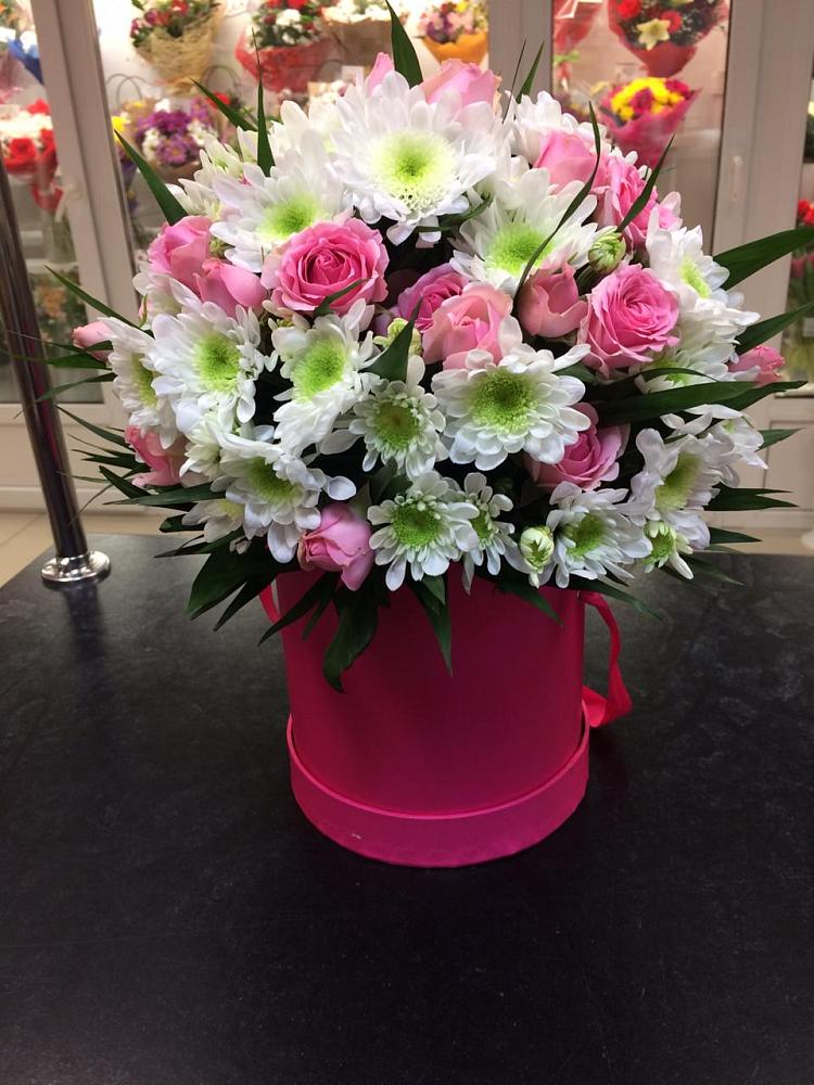 Цветочная композиция из Розы и Хризантемы в шляпной коробке в Хрустальный