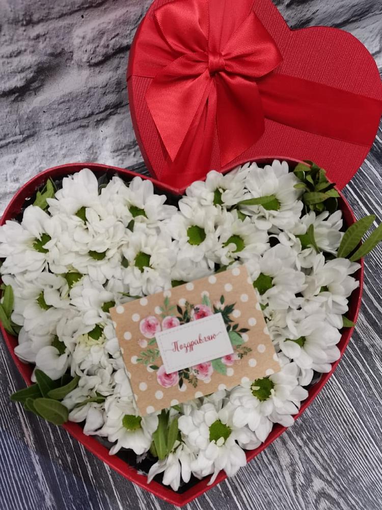 Цветочная композиция из Хризантемы в виде сердца в Хрустальный