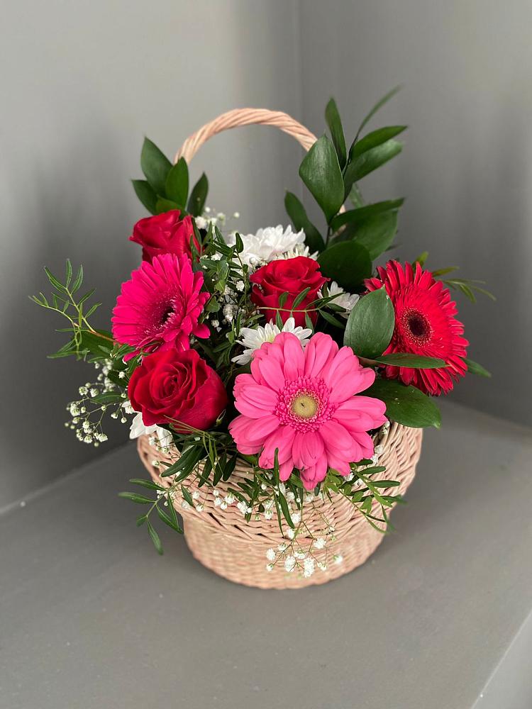 Цветочная композиция из Розы, Хризантемы и Герберы в корзине в Хрустальный