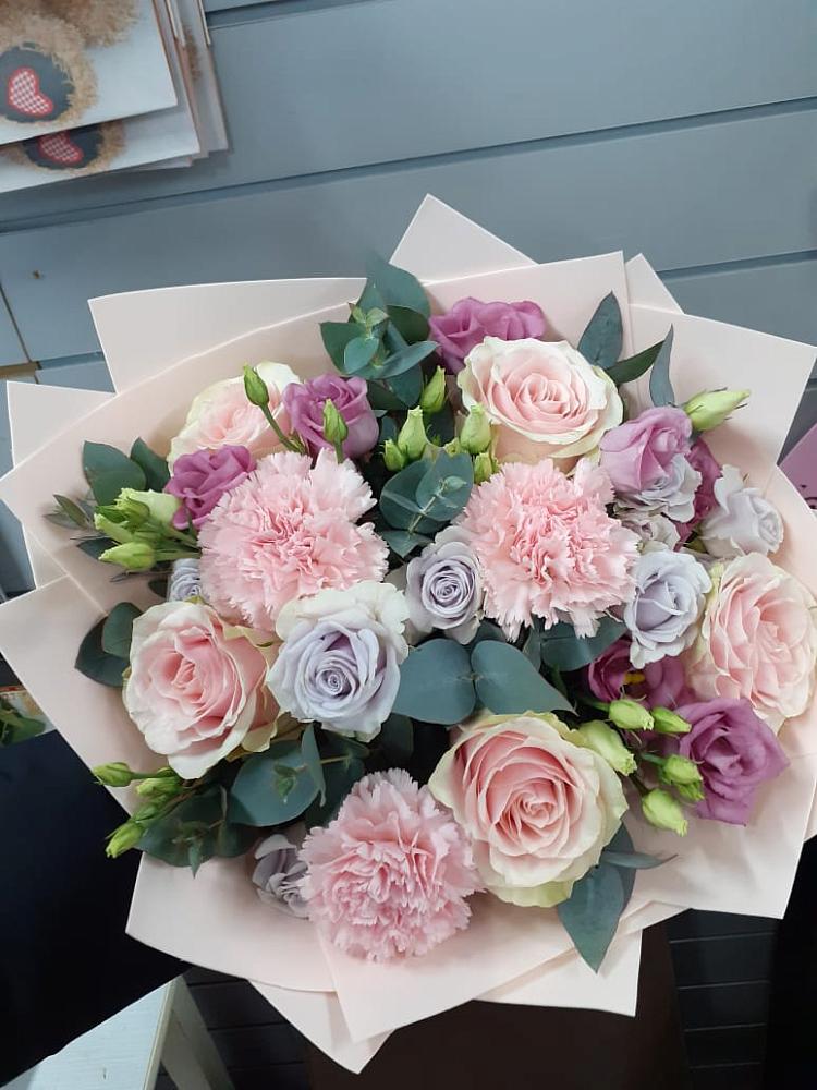 Букет цветов из: Розы, Гвоздики и Лизиантусы в Хрустальный