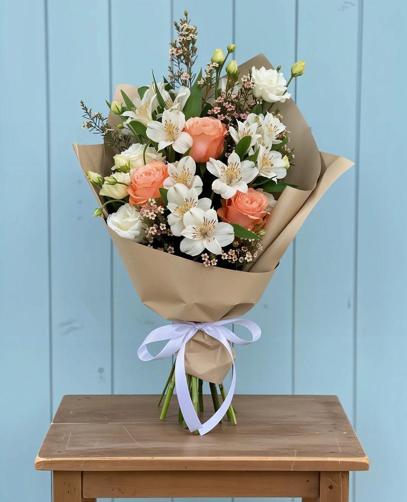 Букет цветов из: Альстромерии, Лизиантусы, Розы и Хризантемы в Хрустальный