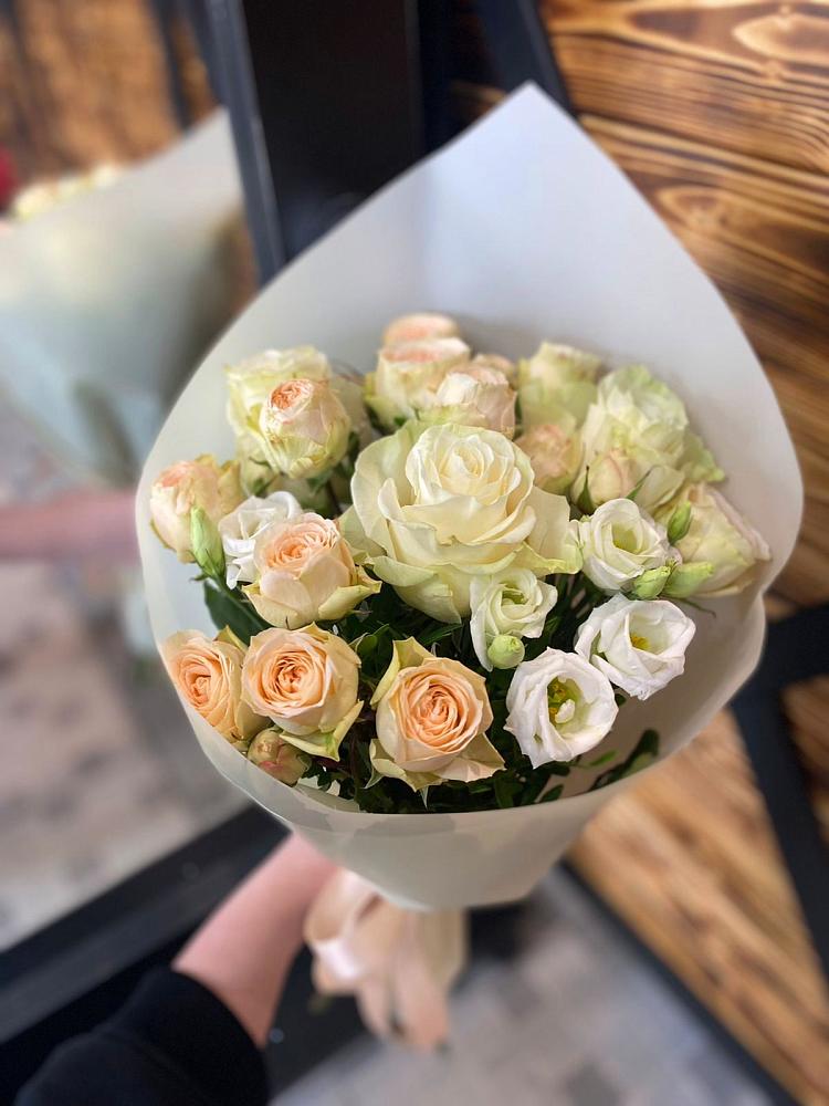 Букет цветов из: Розы и Лизиантусы в Хрустальный